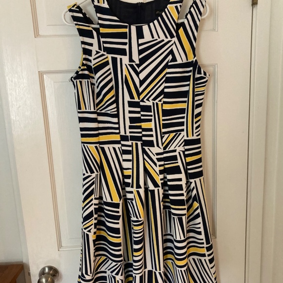 Fun Preppy Geometric Print Dress - size 8 - Picture 3 of 6